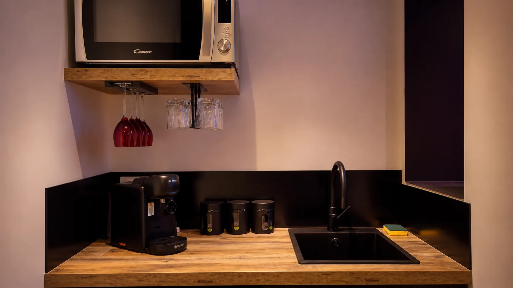La kitchenette équipée avec réfrigérateur, micro-ondes, cafetière et évier